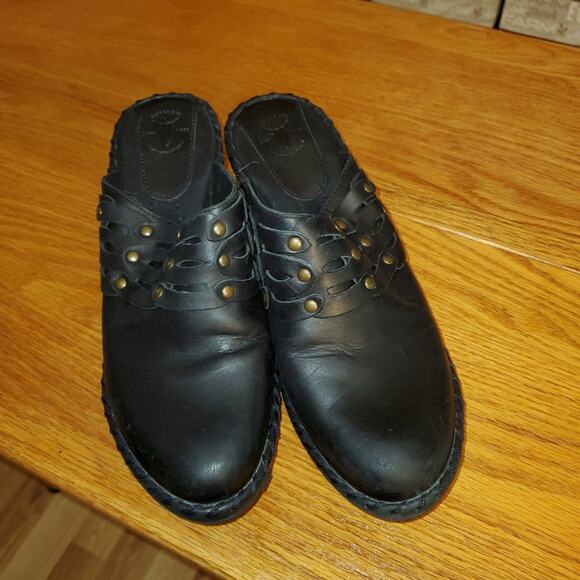 FRYE BLACK LEATHER DECOR CLOGS - Picture 3 of 11